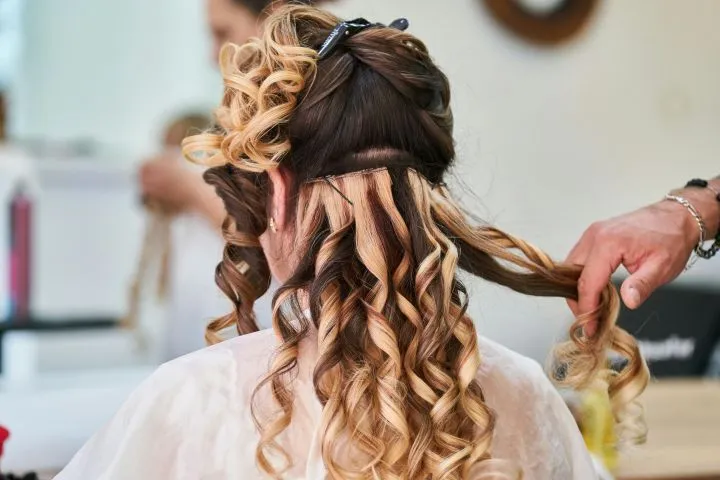 Getting a famous hair cut style for women in a beauty salon.